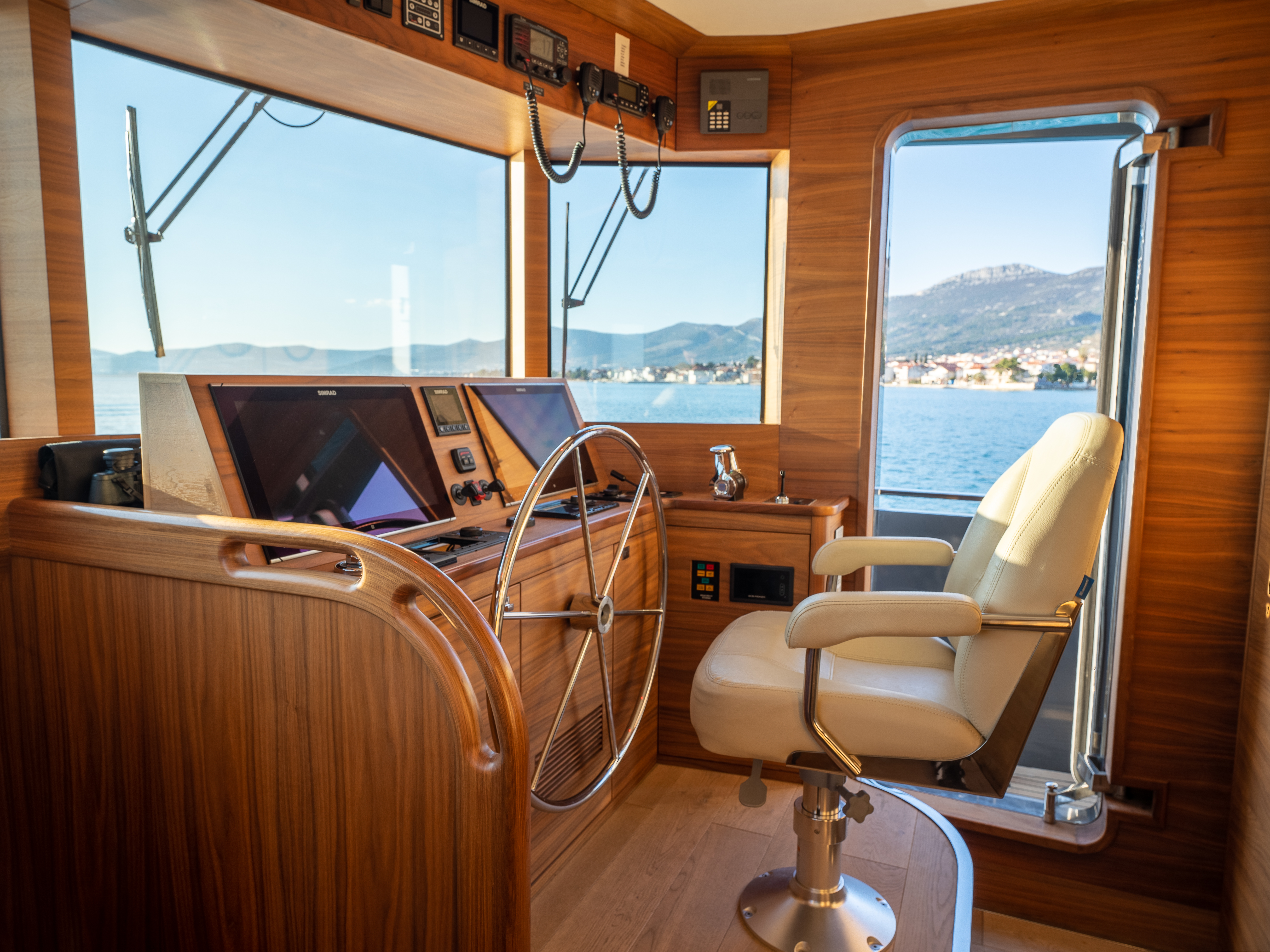 CUSTOM BUILT EXPLORER YACHT TIMELESS 80 - 2