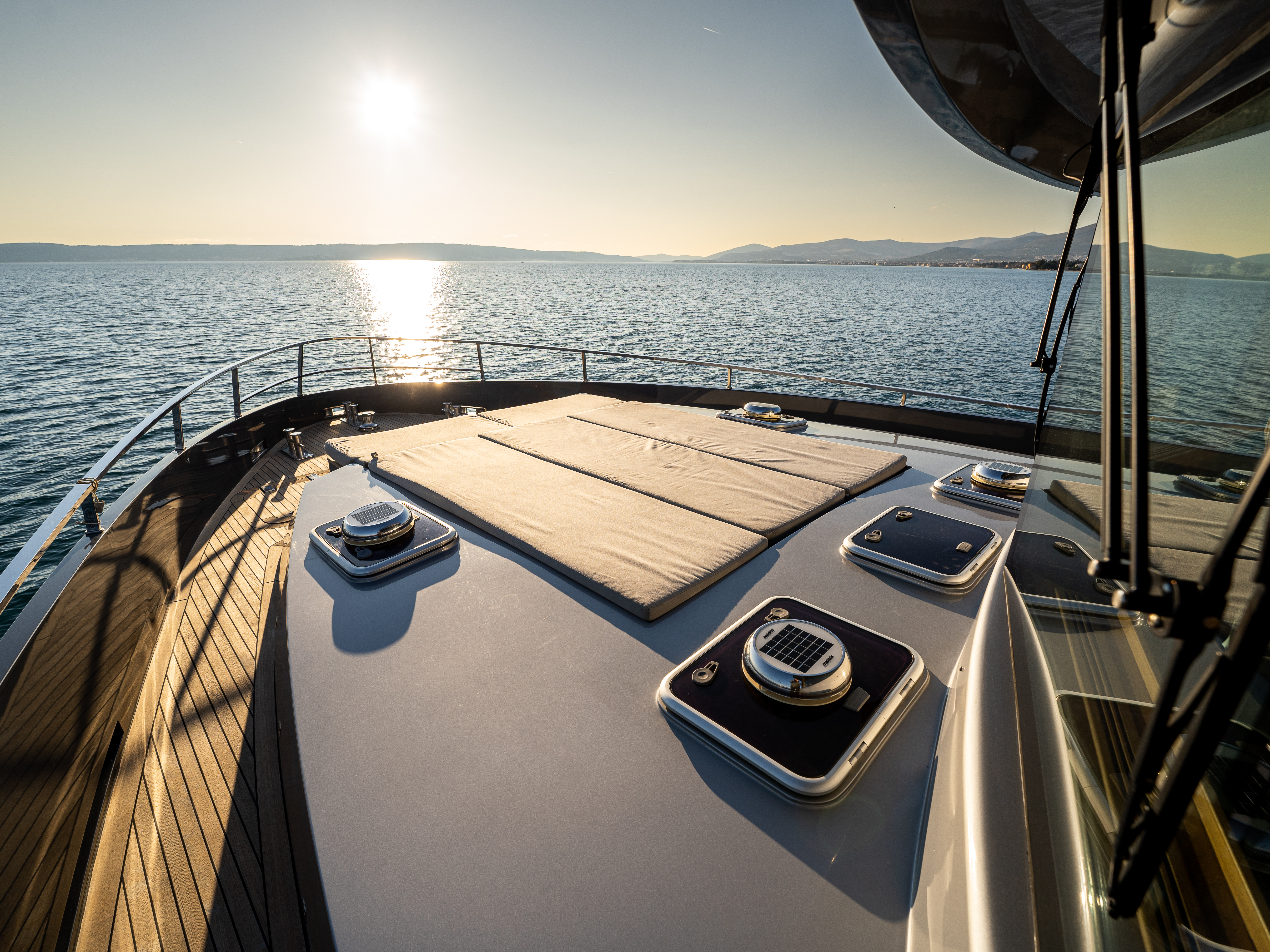 CUSTOM BUILT EXPLORER YACHT TIMELESS 80 - 3